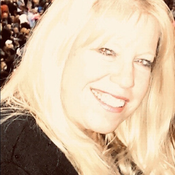 Meet your Posher, Loree - Picture 1 of 1